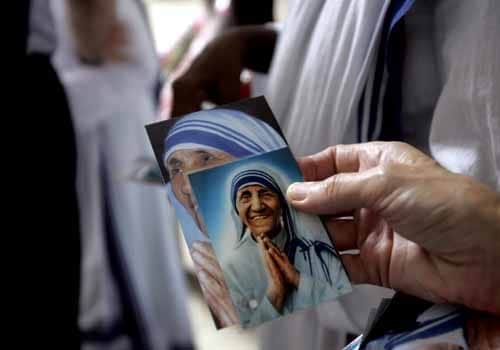 <span class="lh16 fa fs12 fb">An unseen nun of the Missionaries of Charity holds a set of portraits of Mother Teresa for distribution. Mother Teresa's work was recognised and acclaimed throughout the world and she received a number of awards and distinctions, including the Pope John XXIII Peace Prize (1971) and the Nehru Prize for her promotion of international peace and understanding (1972). She also received the Balzan Prize (1979) and the Templeton and Magsaysay awards. (AFP Photo)</span>