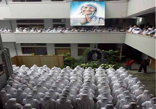 <span class="lh16 fa fs12 fb">In this file photo, Nuns of the Missionaries of Charity gather in front of Mother Teresa's portrait during a commemoration of her 10th death anniversary in Kolkata, September 5, 2007. Until her death in 1997, Mother Teresa continued her work among the poorest of the poor. Honours came her way throughout the years, as the world stood astounded by her care for those usually deemed of little value. (AFP Photo)</span>