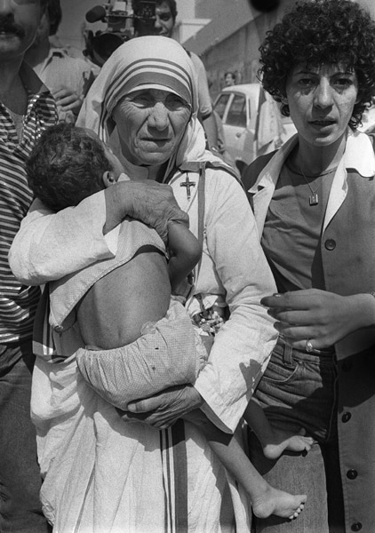 Several events such as the Bengal famine of 1943 and the Hindu-Muslim riots of 1946 have been believed to influence Mother Teresa's life and made her dedicated to social service. (AFP Photo)