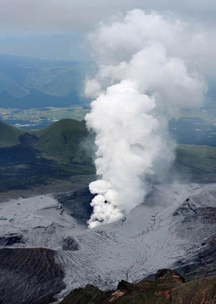 5 Pics: Japan's Mount Aso Volcano Erupts, Allert Issue