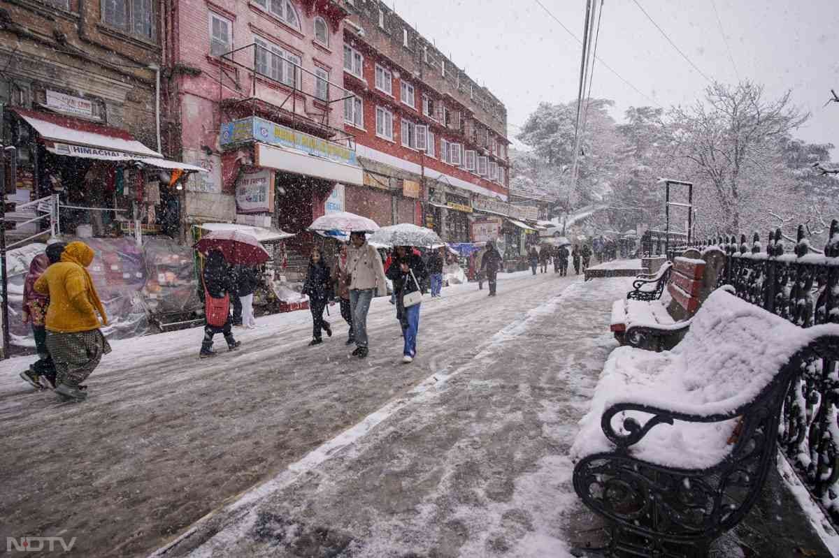 उत्तराखंड और हिमाचल प्रदेश के पहाड़ों ने बर्फ की सफेद चादर ओढ़ ली है. बर्फबारी ने सैलानियों ,किसानों और व्यवसायियों के चेहरे पर मुस्कान ला दी है.