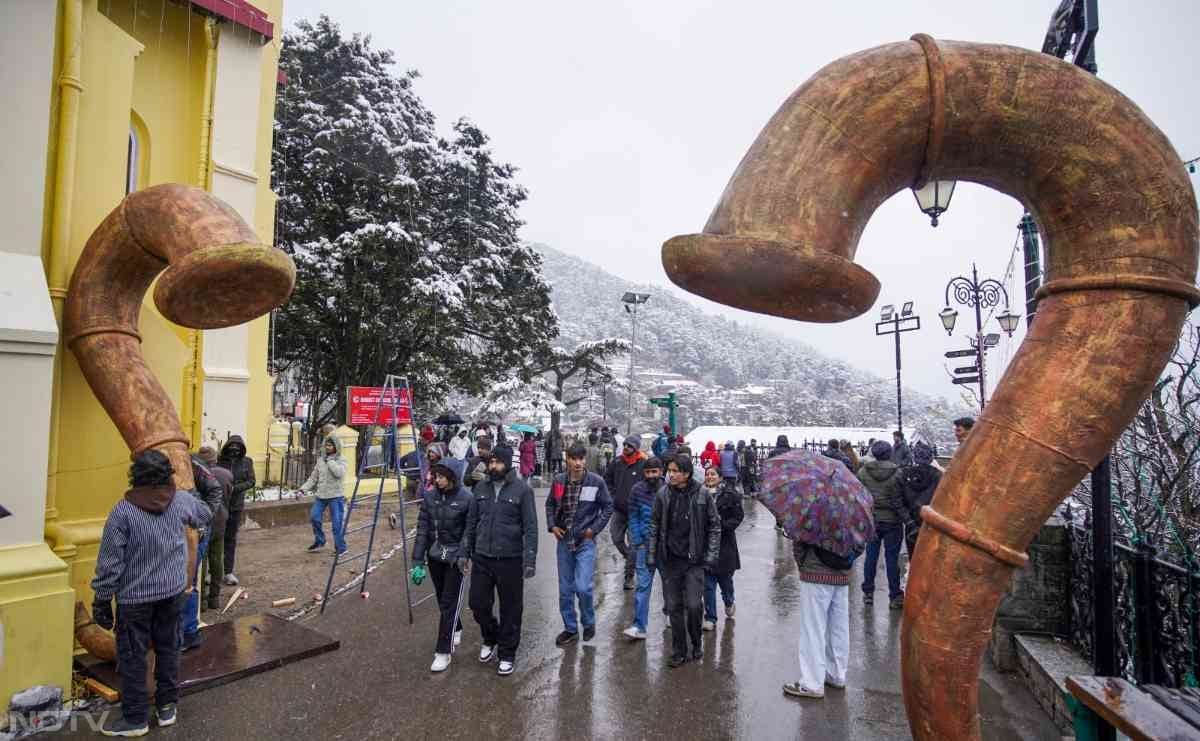 हिमाचल प्रदेश में शिमला और आसपास के इलाकों में भी हल्की बर्फबारी हुई, जिसके कारण राज्य में 30 सड़कें बंद हो गईं और अटल टनल के पास 1000 से ज्‍यादा वाहन फंस गए.