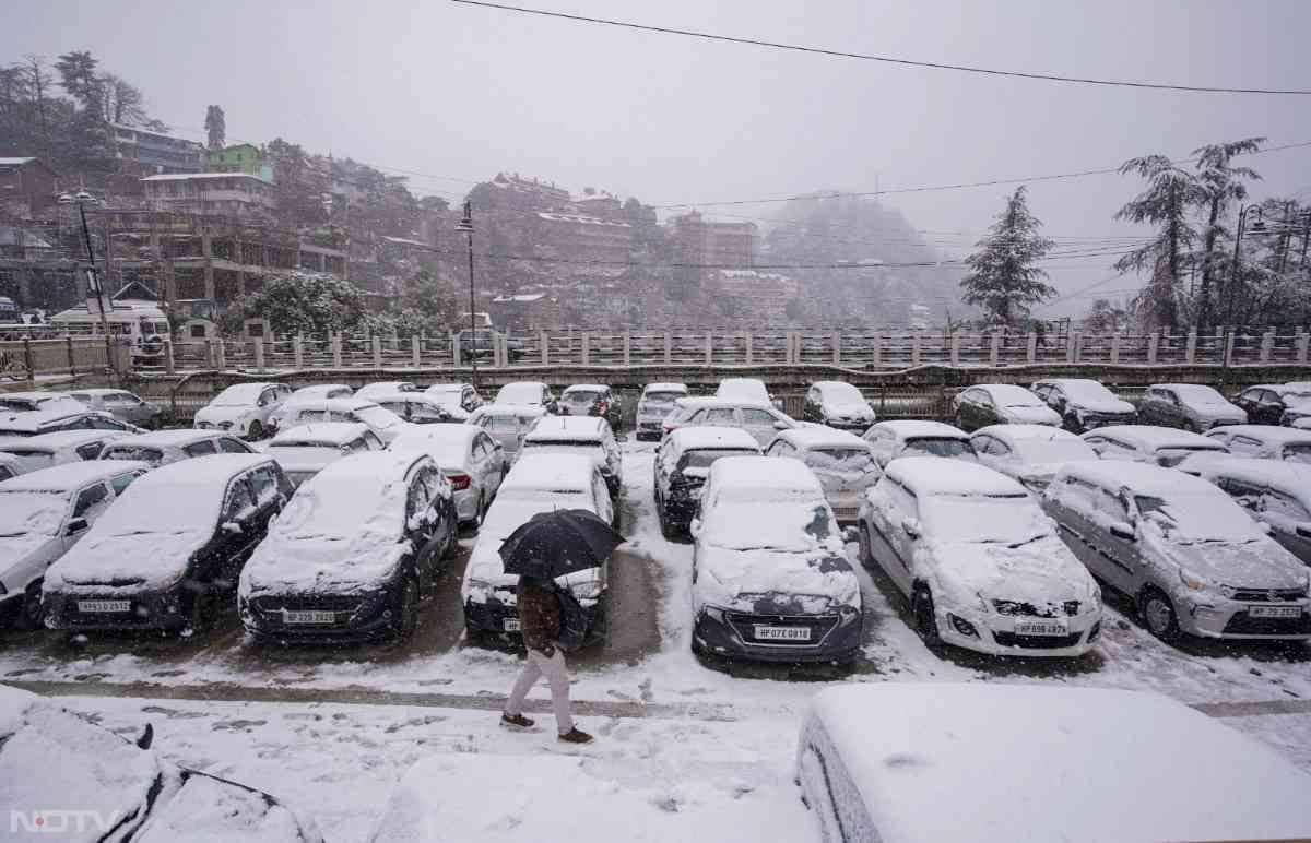 मौसम विभाग के मुताबिक बारिश और बर्फबारी के सिलसिला साल के अंतिम दिनों में भी जारी रहेगा. ऐसे में सैलानियों के लिए यह बेहद खुशी की बात है.