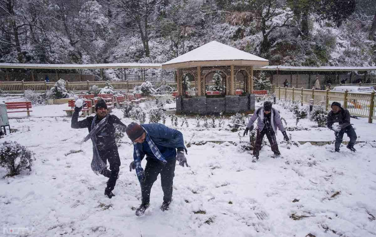 बर्फबारी से सेब उत्पादकों में भी खुशी की लहर दौड़ गई है, जिससे ऊपरी शिमला क्षेत्र में अच्छी पैदावार की उम्मीद जगी है. हालांकि, ऊना, हमीरपुर, चंबा और मंडी समेत निचली पहाड़ियों में भीषण शीतलहर जारी रही.