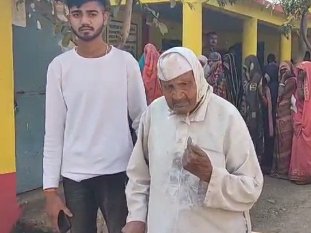 MP-Chhattisgarh Election Voting: युवाओं के साथ बुजुर्गों में उत्साह, कहीं दिव्यांग दंपति तो कहीं 118 साल के मतदाता ने किया मतदान| Photo