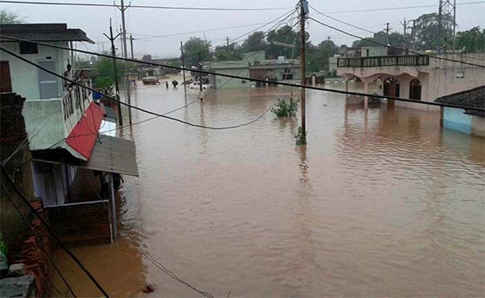 तस्वीरों में देखें मध्यप्रदेश, असम में बाढ़ का कहर, 17 की मौत