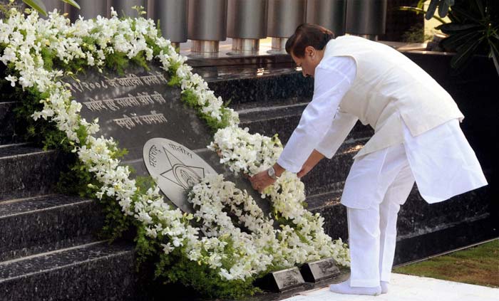 Maharashtra Governor K Sankaranarayanan and Chief Minister Prithviraj Chavan paid homage to the men in uniform who gallantly laid down their lives in the line of duty. Wreaths were placed at the Police Memorial and a minute's silence observed in the memory of the 18 security personnel, including ATS chief Hemant Karkare, who made the supreme sacrifice during the three-day siege in 2008.