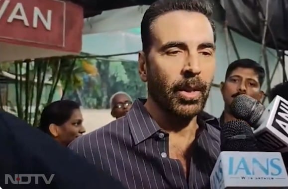 अभिनेता अक्षय कुमार बीएमसी चुनाव में अपना वोट डालने के लिए गांधी शिक्षण भवन स्थित मतदान केंद्र पर पहुंचे. वोट डालने के बाद अक्षय कुमार से कहा कि अगर मुंबई का असली हीरो बनना है, तो डायलॉग बाजी नहीं करें. आकर वोट दे.