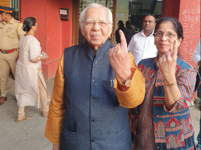 सुबह-सुबह वोट डालने पहुंचे अक्षय कुमार, महाराष्&zwj;ट्र निकाय चुनाव तस्&zwj;वीरों में देखिए