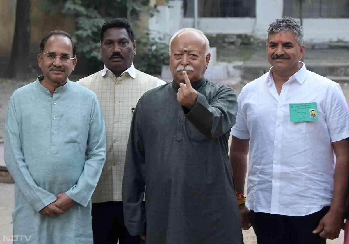 महाराष्ट्र में 29 नगर निकायों के चुनाव के लिए आज मतदान हो रहा है और सबकी नजर मुंबई पर टिकी है, जहां आर्थिक रूप से समृद्ध बीएमसी पर शासन को लेकर बीजेपी के नेतृत्व वाले महायुति और ठाकरे बंधुओं के गठबंधन के बीच दिलचस्प मुकाबला होने की उम्मीद जताई जा रही है.