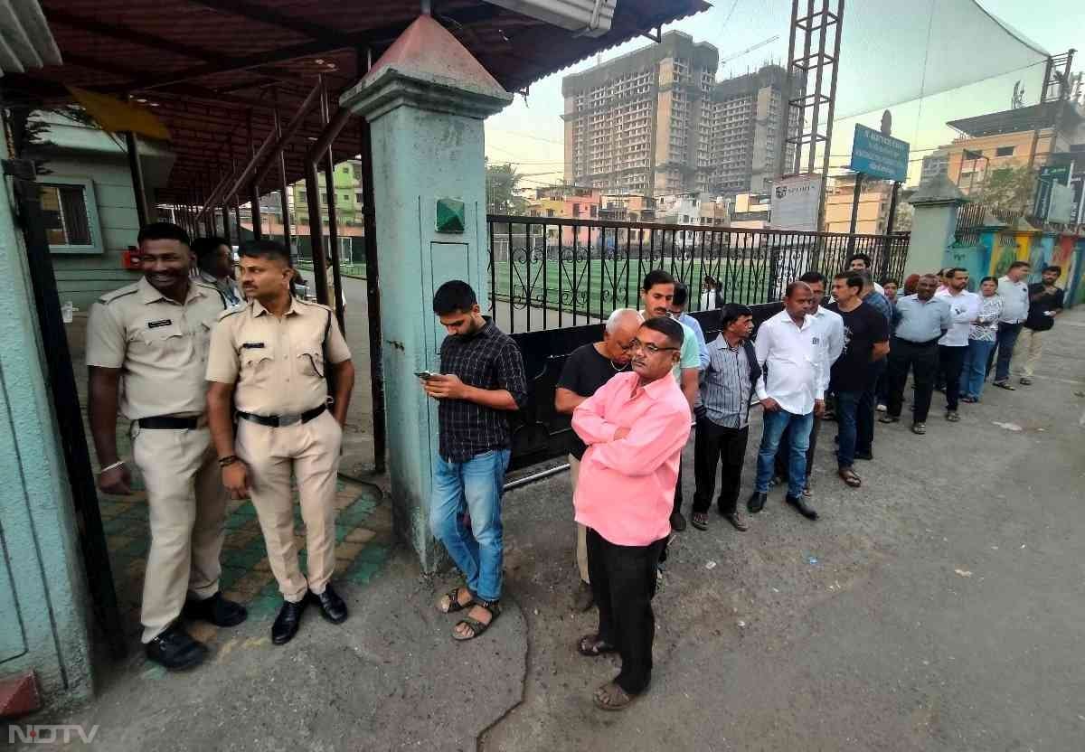 आरएसएस प्रमुख डॉ. मोहन भागवत महल के भाऊजी दप्तारी एनएमसी स्कूल में वोट डालने पहुंचे हैं.