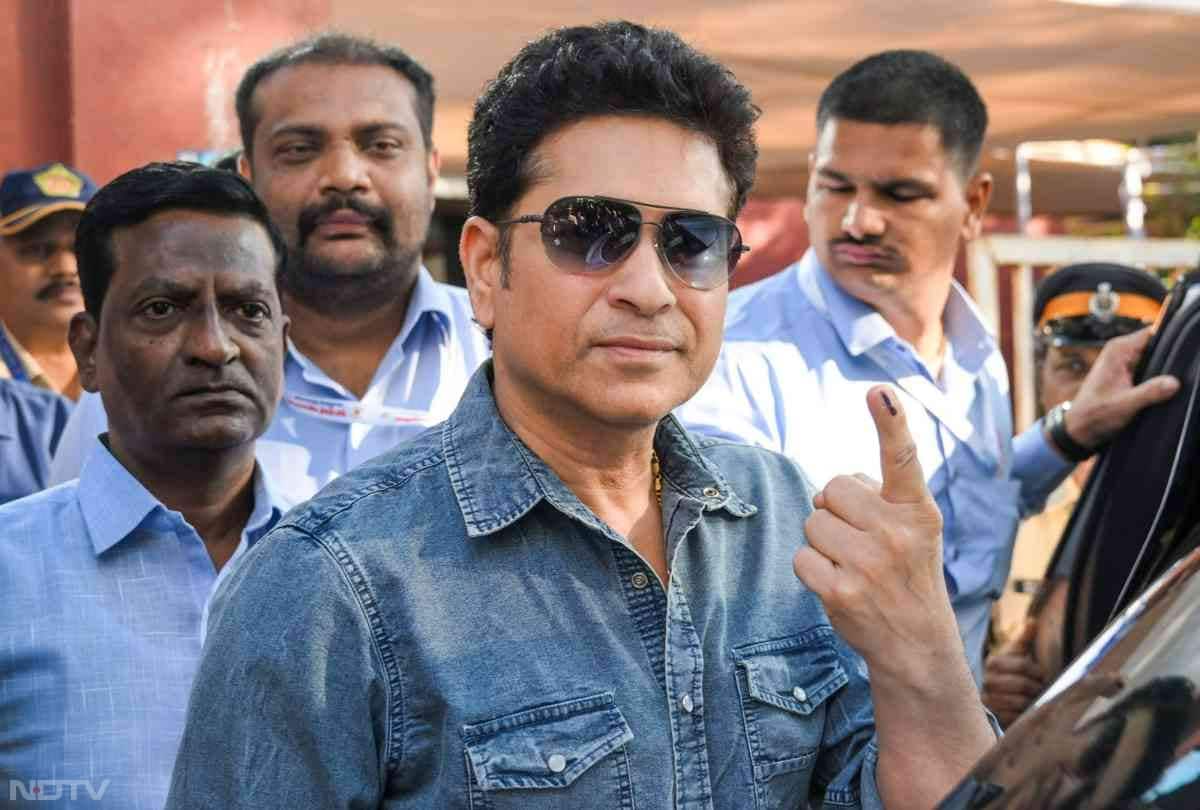 अक्षय कुमार से मोहन भागवत... तस्&zwj;वीरों में देखिए, महाराष्&zwj;ट्र निकाय चुनाव