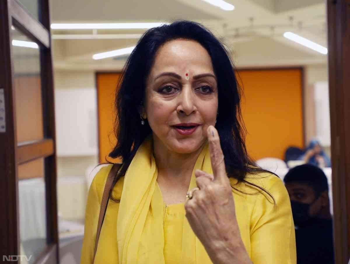 बीएमसी चुनाव में अपना वोट डालने के बाद भाजपा सांसद हेमा मालिनी ने कहा- मैं सभी से आग्रह करती हूं कि वे बाहर आकर वोट दें. ठीक वैसे ही जैसे मैं आज सुबह वोट डालने आई हूं. अगर आप मुंबई में सुरक्षा, प्रगति, स्वच्छ हवा और गड्ढों से मुक्त सड़कें चाहते हैं, तो हम सभी को जिम्मेदारी लेनी होगी और वोट देना होगा.