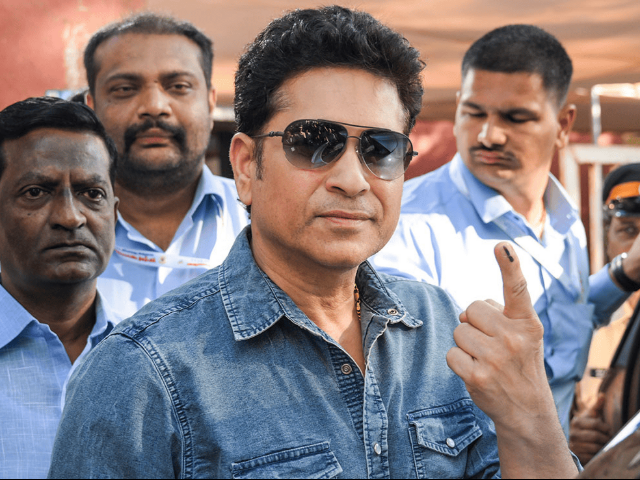 अक्षय कुमार से मोहन भागवत तक... तस्&zwj;वीरों में देखिए, महाराष्&zwj;ट्र निकाय चुनाव