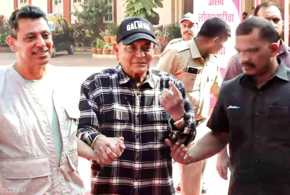 अक्षय कुमार से मोहन भागवत तक... तस्&zwj;वीरों में देखिए, महाराष्&zwj;ट्र निकाय चुनाव