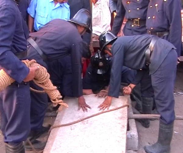 Efforts are on by firemen to rescue the boy even though more than 15 hours have passed. (NDTV Photo)