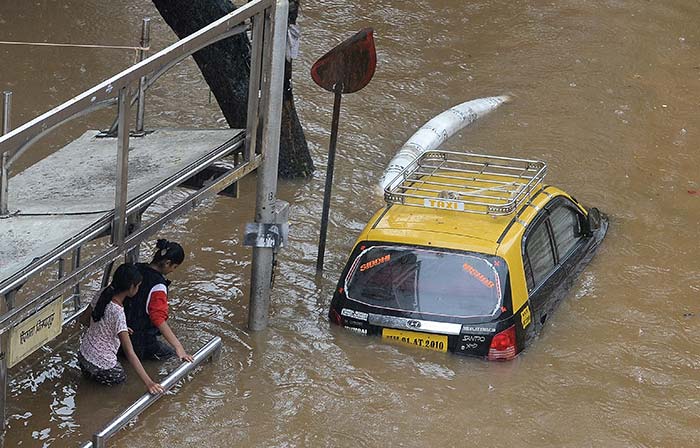 If heavy rain continues and coincides with the rising tide, it could increase waterlogging and lead to a flood-like situation.