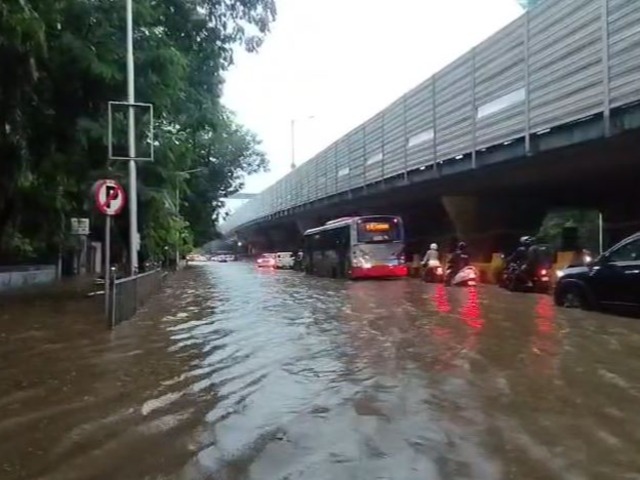 Mumbai Rains: भारी बारिश में डूबी मुंबई, लोकल ट्रेनों की रफ्तार भी हुई धीमी... देखें Photos