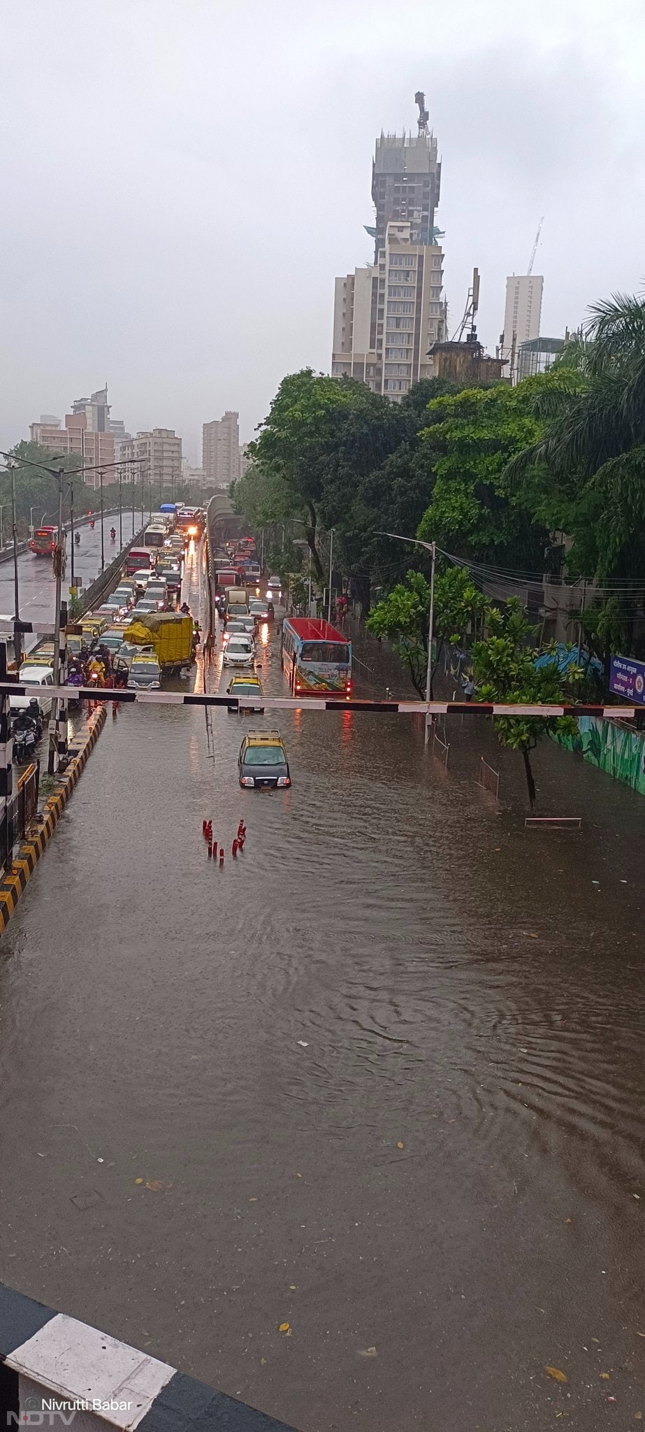 बता दें कि मुंबई में आज पूरा दिन बारिश का अलर्ट जारी किया गया है.