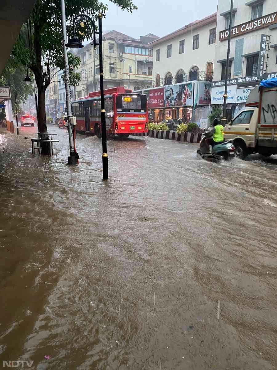 बारिश की वजह से मुंबई के दादर और कोलाबा में भारी जलभराव है.