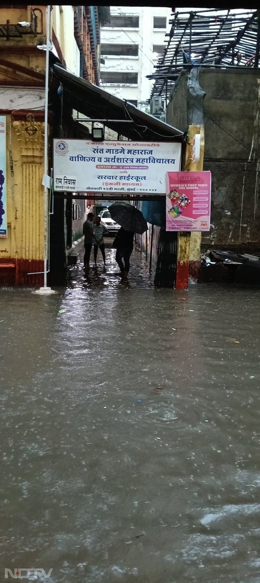 इतना ही नहीं बारिश का असर फ्लाइट्स भी देखने को मिल रहा है.