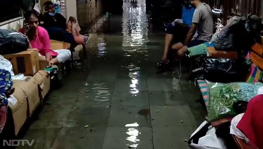 इतना ही नहीं मुंबई के केईएम अस्पताल में भी बारिश का पानी भर गया है.