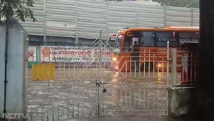 केवल सड़कें ही नहीं बल्कि रेलवे ट्रैकों पर भी पानी भरा हुआ है और इस वजह लोकल ट्रेनें धीमी गति से चल रही हैं.