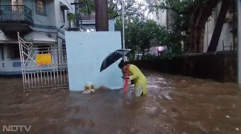 इन तस्वीरों में आप देख सकते हैं कि सड़कों पर घुटनों तक पानी भरा हुआ है और लोगों का सामान्य जनजीवन बुरी तरह से प्रभावित हो रहा है.