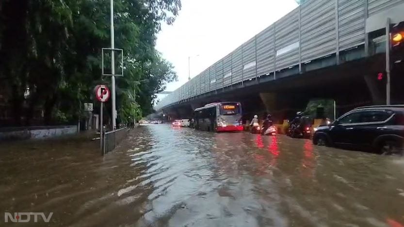 महाराष्ट्र के कुछ इलाकों में रविवार को मानसून आ गया है लेकिन इसी बीच मुंबई में बारिश ने बुरा हाल कर रखा है.
