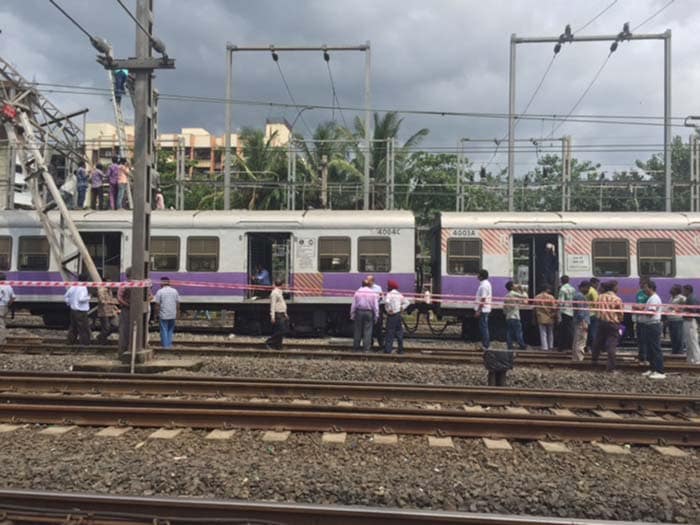 5 Pics: Mumbai Local Train Derails Near Andheri