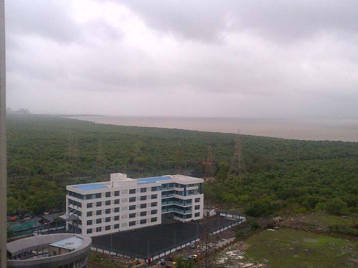 Heavy rains lash Mumbai