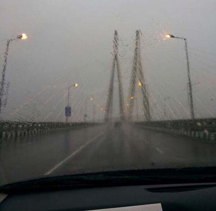 Heavy rains continue to lash Mumbai on Sunday. Some parts of the city has been waterlogged. This photo has been shared by <a href="https://twitter.com/ManojG7/status/346143434878357504/photo/1" rel="nofollow" target="_blank">@ManojG7
</a>  on Twitter.