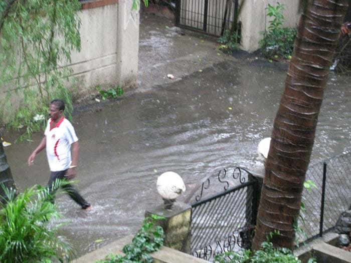 Heavy rains lash Mumbai