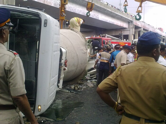 The truck, fitted with the very heavy cement mixer, was reportedly driving at great speed on the western express highway towards the airport.
