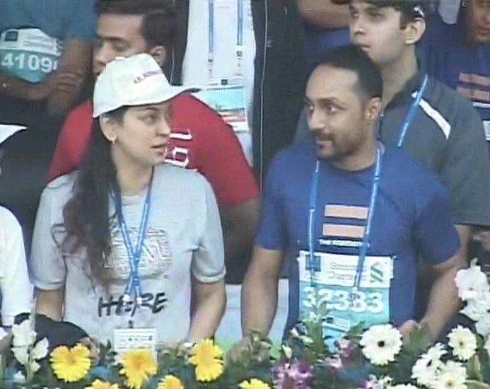 Juhi Chawla and Rahul Bose cheer for the participants.