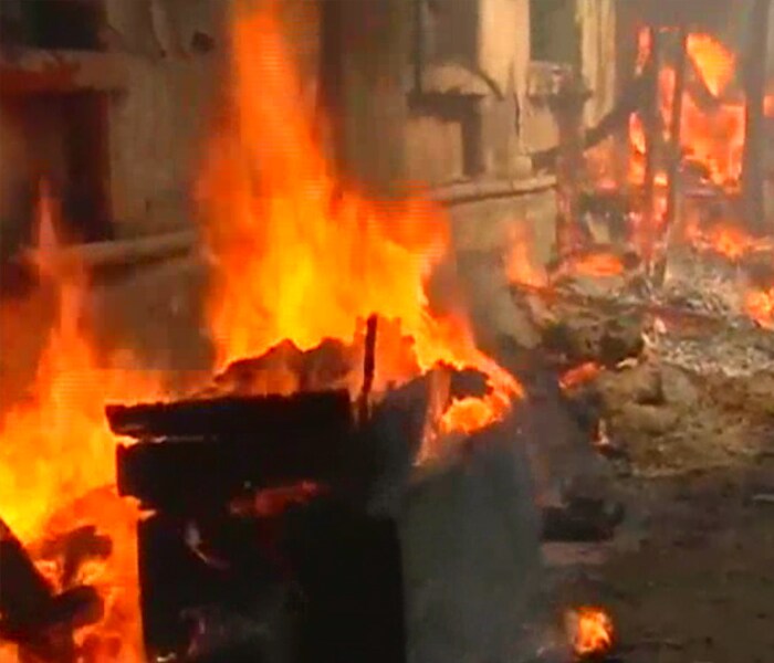 As many as twenty-two fire engines were pressed into service after a huge fire broke out at the Gold Mohur Cotton mills in Mumbai.<br><br>No casualties have been reported.(NDTV photo)