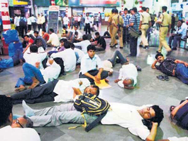 Empty train stations, commuters spilling onto roads, huge traffic jams ? the strike by motormen in Mumbai that brought the city to a standstill ended on Tuesday after a meeting with the Home Minister RR Patil.<br><br>On Monday evening, commuters on their way home found themselves stranded after motormen decided they were done for the day.  All trains from Churchgate were cancelled for more than an hour.  The Western and Central lines were paralysed.<br><br>However, despite the paralysis, commuters in different parts of the city expressed their support for motormen, agreeing that they should be granted the better pay and facilities that they're demanding.<br><br>Hours before that, the government had asked offices in the city to shut down early, but that didn't help ease either traffic or tension. (Image Courtesy: Mid-Day.com)