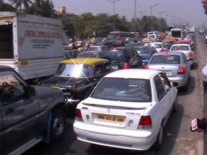 The city also witnessed heavy traffic jams specifically on the Eastern Express Highway between Chembur and Sion. (NDTV Photo)