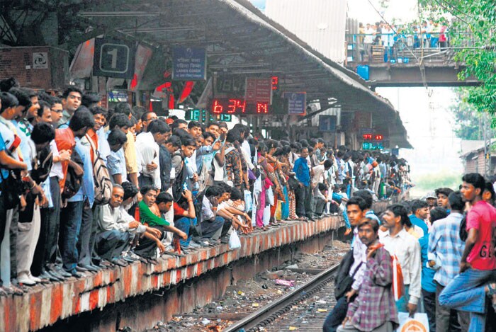 On Monday evening, passengers kept waiting for their ride. (Image Courtesy: Mid-Day.com)