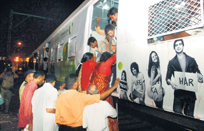 The 3.15 am Kalyan-bound train at Currey Road. (Image Courtesy: Mid-Day.com)