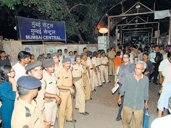 Cops were deployed in large numbers by The Railways Ministry outside Mumbai Central station on Monday night to maintain law and order. (Image Courtesy: Mid-Day.com)