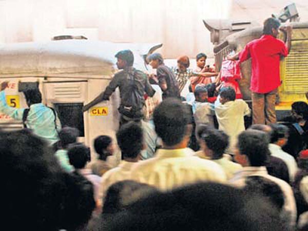 Commuters at Chhatrapati Shivaji Terminus were hanging on to the engine and even travelled on rooftops. (Image Courtesy: Mid-Day.com)