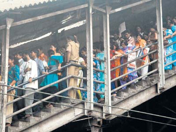 With the railway platforms packed with stranded commuters, several passengers were left sardined on the bridges. (Image Courtesy: Mid-Day.com)