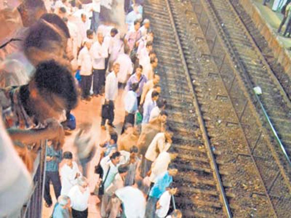 Commuters at Marine Lines station. (Image Courtesy: Mid-Day.com)