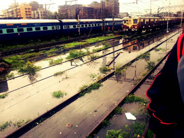 Picture Courtesy: <a href="http://twitpic.com/a1bsqr" rel="nofollow" target="_blank">@praahas</a>