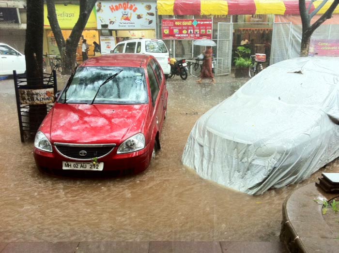 In Kandivali, heavy rainfall on Sunday flooded several roads. However, the water has since receded.