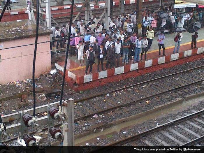 Shawan Sen shared this image along with this message: "Terrible time for mumbaikars taking the train. Central railway running late by over 45 minutes".