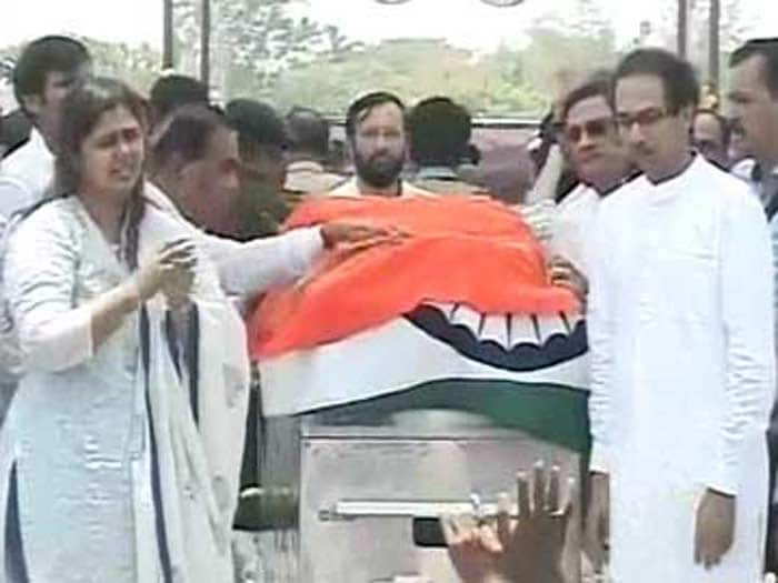 A Tearful Maharashtra Pays its Last Respects To Gopinath Munde