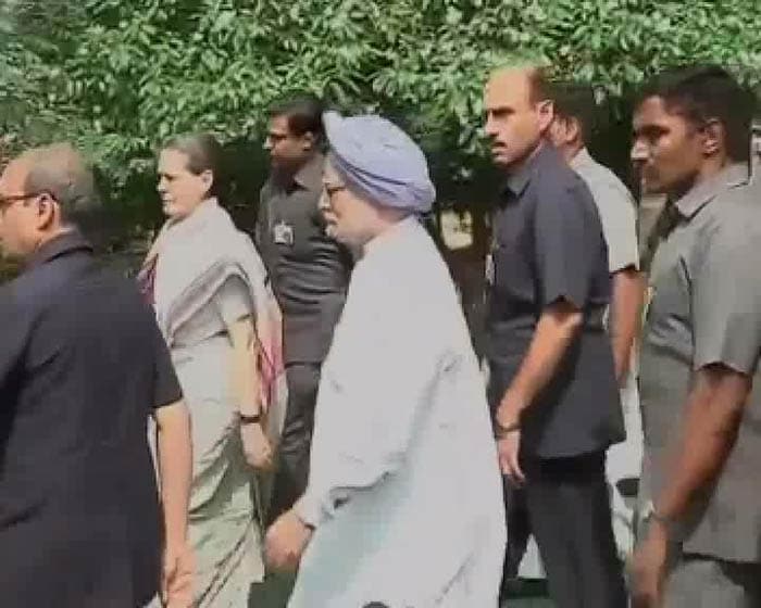 Manmohan Singh, Sonia Gandhi visit riot-hit Muzaffarnagar