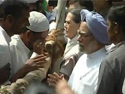 Photo : Manmohan Singh, Sonia Gandhi visit riot-hit Muzaffarnagar
